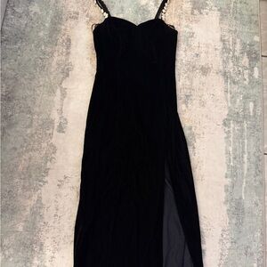 De Laru 90’s Elegant Black Velvet Maxi Dress with Rose Straps